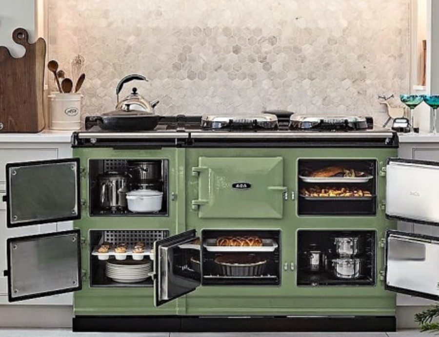 Een AGA met alle ovendeuren open, met gerechten in de ovens