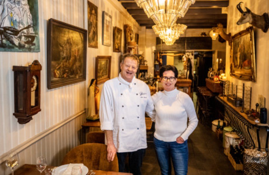 Arthur en Marjan in het restaurant, tussen de schilderijen en de kroonluchter