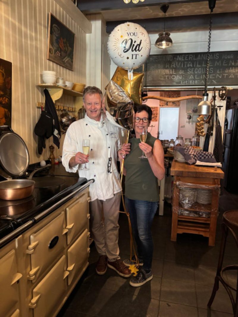 Arthur en Marjan in de keuken, naast de AGA